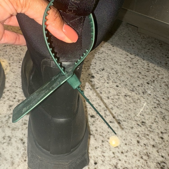 Size 37 Off-White Sponge Rubber Rain boot Black White.
EU: 37 US: 7 UK: 4 - Picture 7 of 12